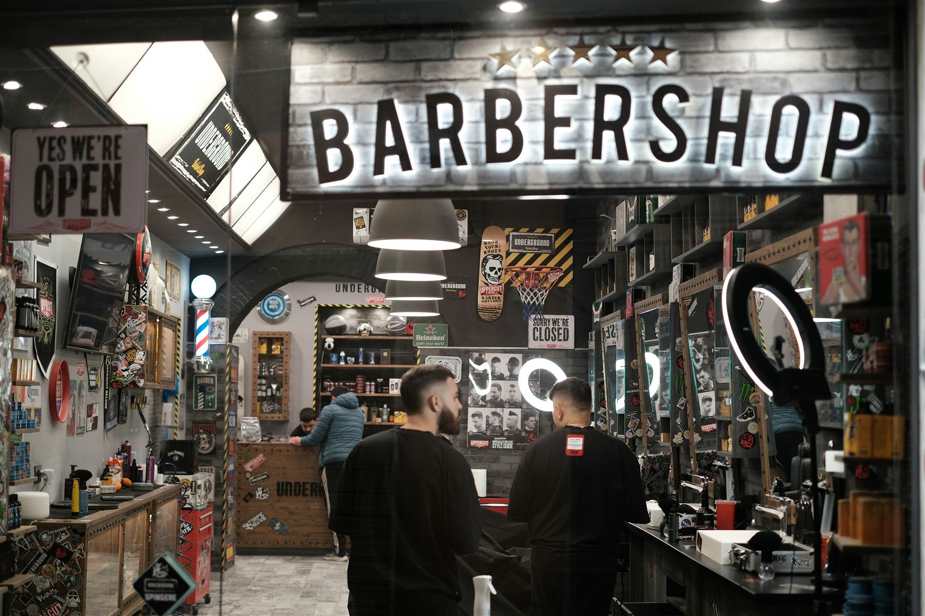 Interno di un barbershop con insegna luminosa