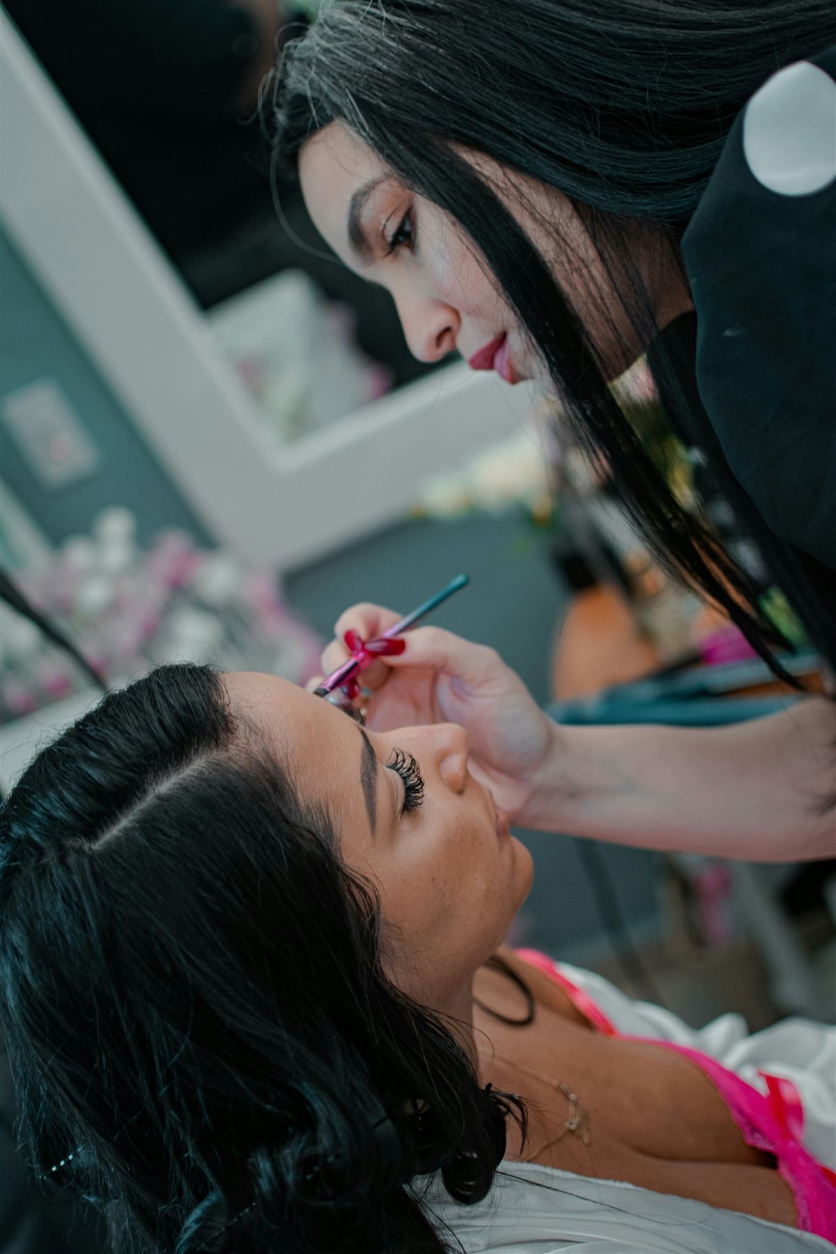 Truccatrice al lavoro su una cliente in un beauty studio